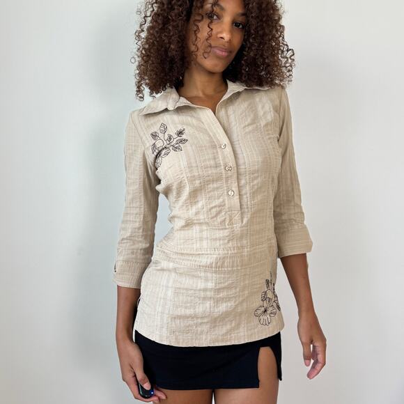 Vintage French Beige Textured Popover Blouse with Floral Embroidery (S) - Picture 3 of 8